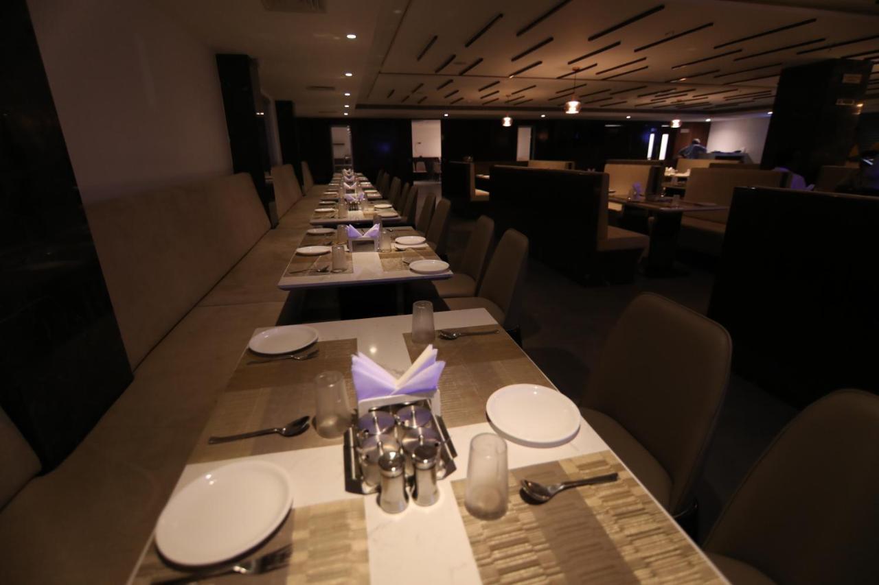 Sri Sri Sri Hotel Khammam Exteriör bild