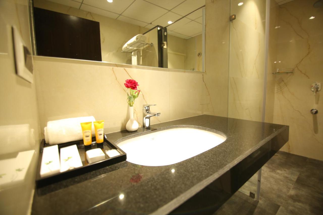 Sri Sri Sri Hotel Khammam Exteriör bild