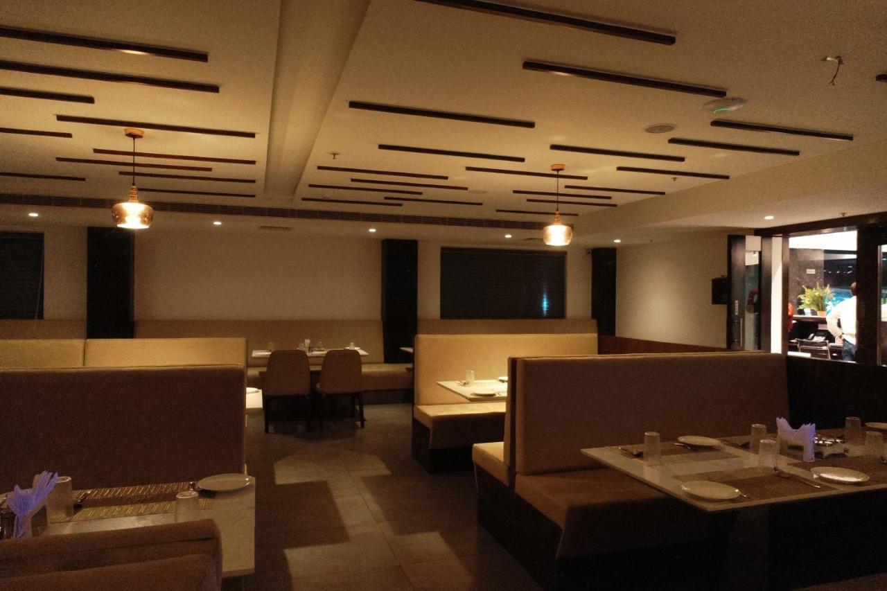 Sri Sri Sri Hotel Khammam Exteriör bild
