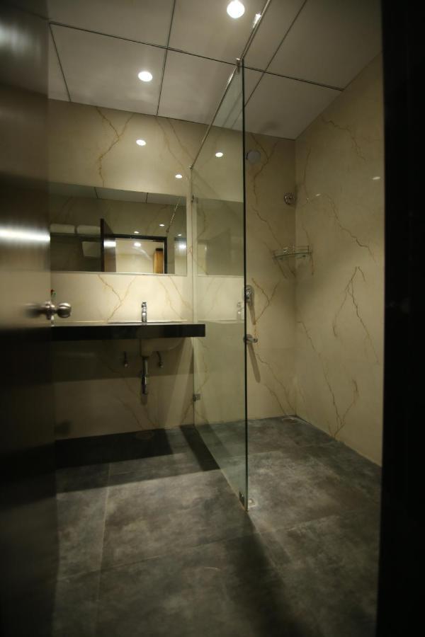 Sri Sri Sri Hotel Khammam Exteriör bild