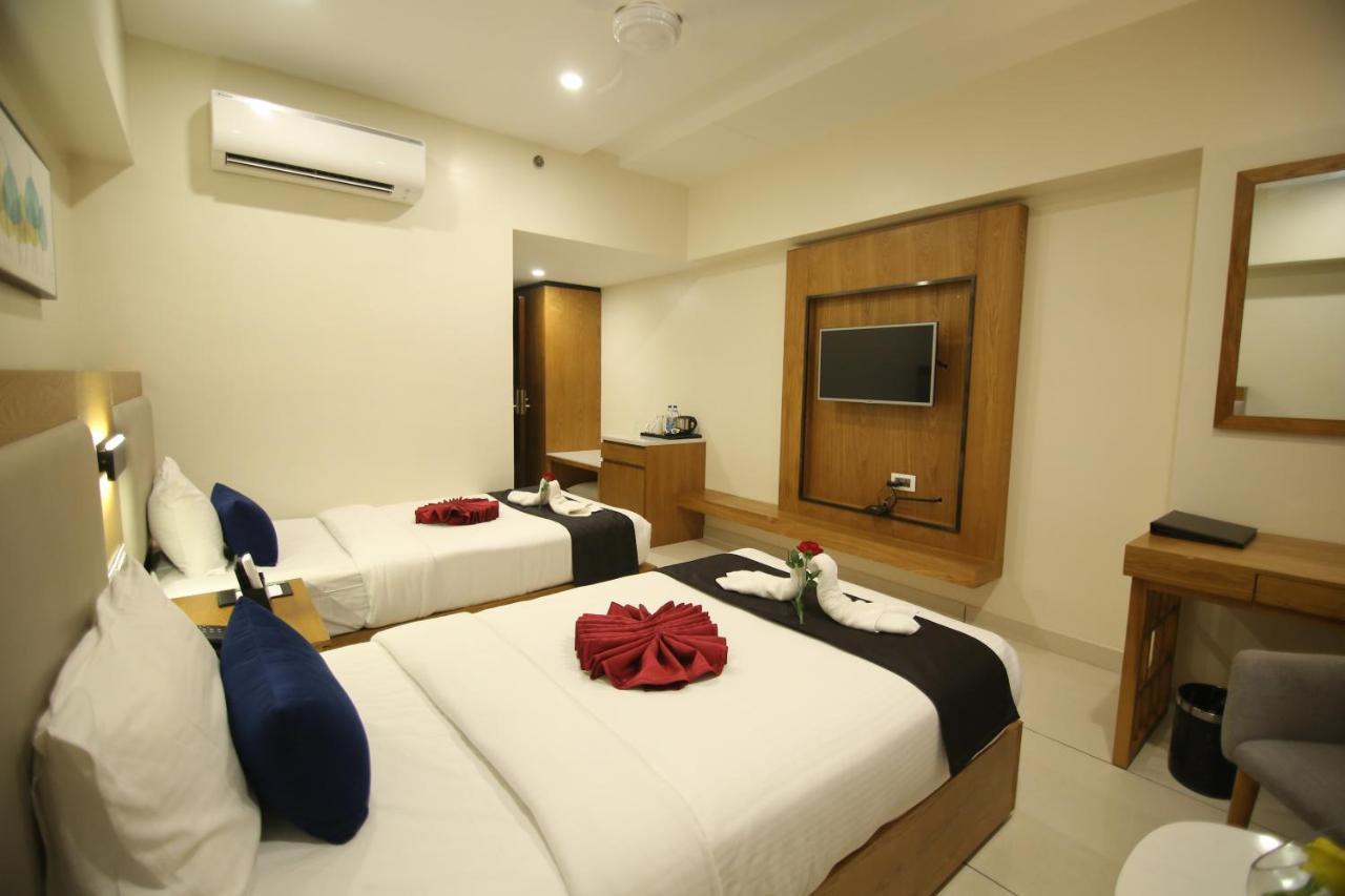 Sri Sri Sri Hotel Khammam Exteriör bild