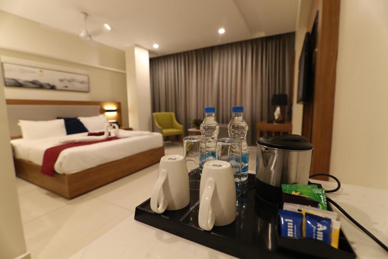 Sri Sri Sri Hotel Khammam Exteriör bild