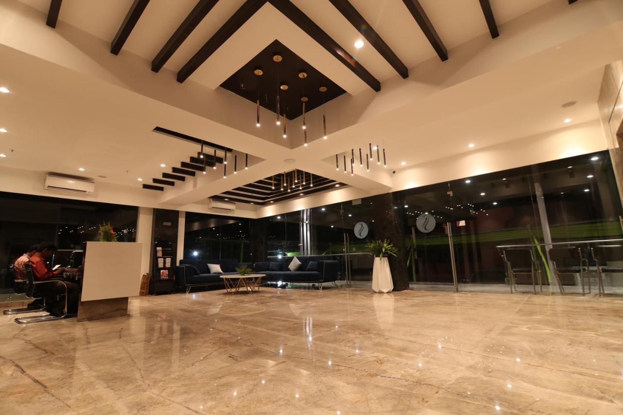 Sri Sri Sri Hotel Khammam Exteriör bild