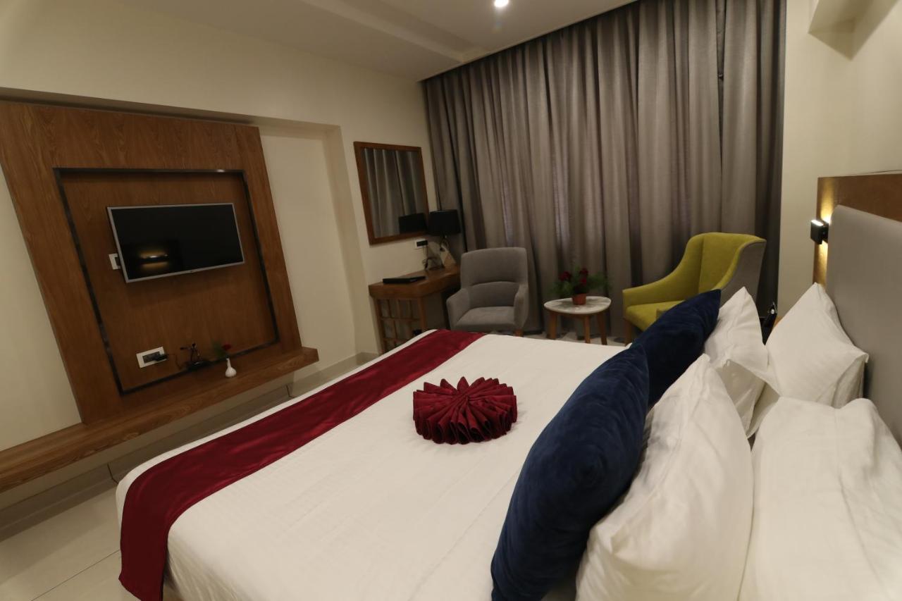Sri Sri Sri Hotel Khammam Exteriör bild