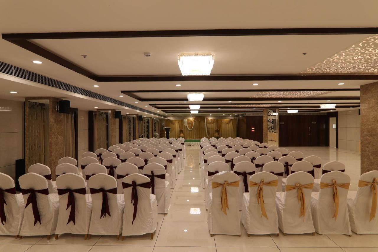 Sri Sri Sri Hotel Khammam Exteriör bild