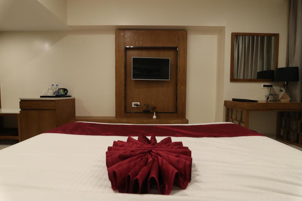 Sri Sri Sri Hotel Khammam Exteriör bild