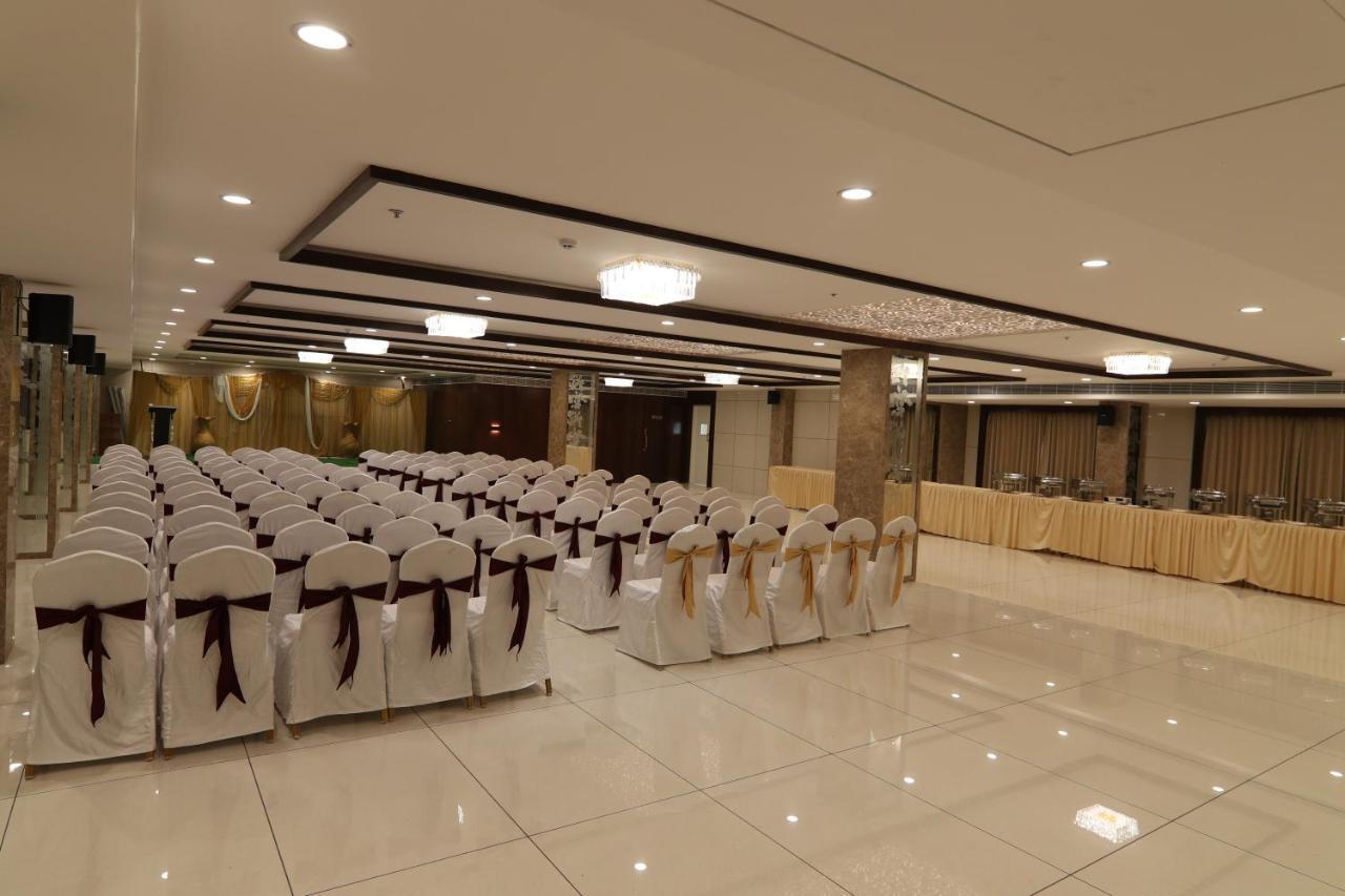 Sri Sri Sri Hotel Khammam Exteriör bild
