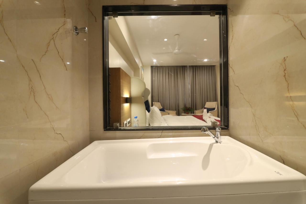 Sri Sri Sri Hotel Khammam Exteriör bild
