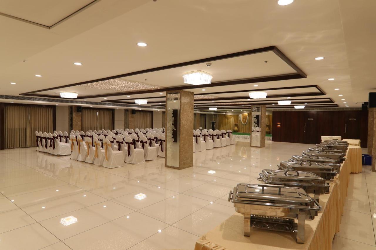 Sri Sri Sri Hotel Khammam Exteriör bild