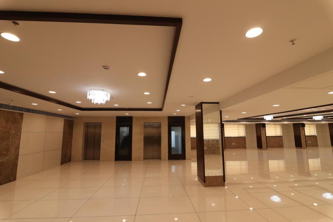 Sri Sri Sri Hotel Khammam Exteriör bild