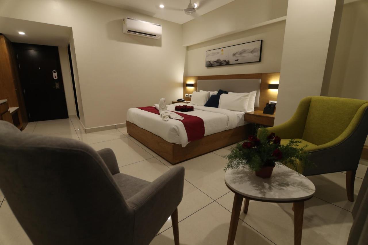 Sri Sri Sri Hotel Khammam Exteriör bild