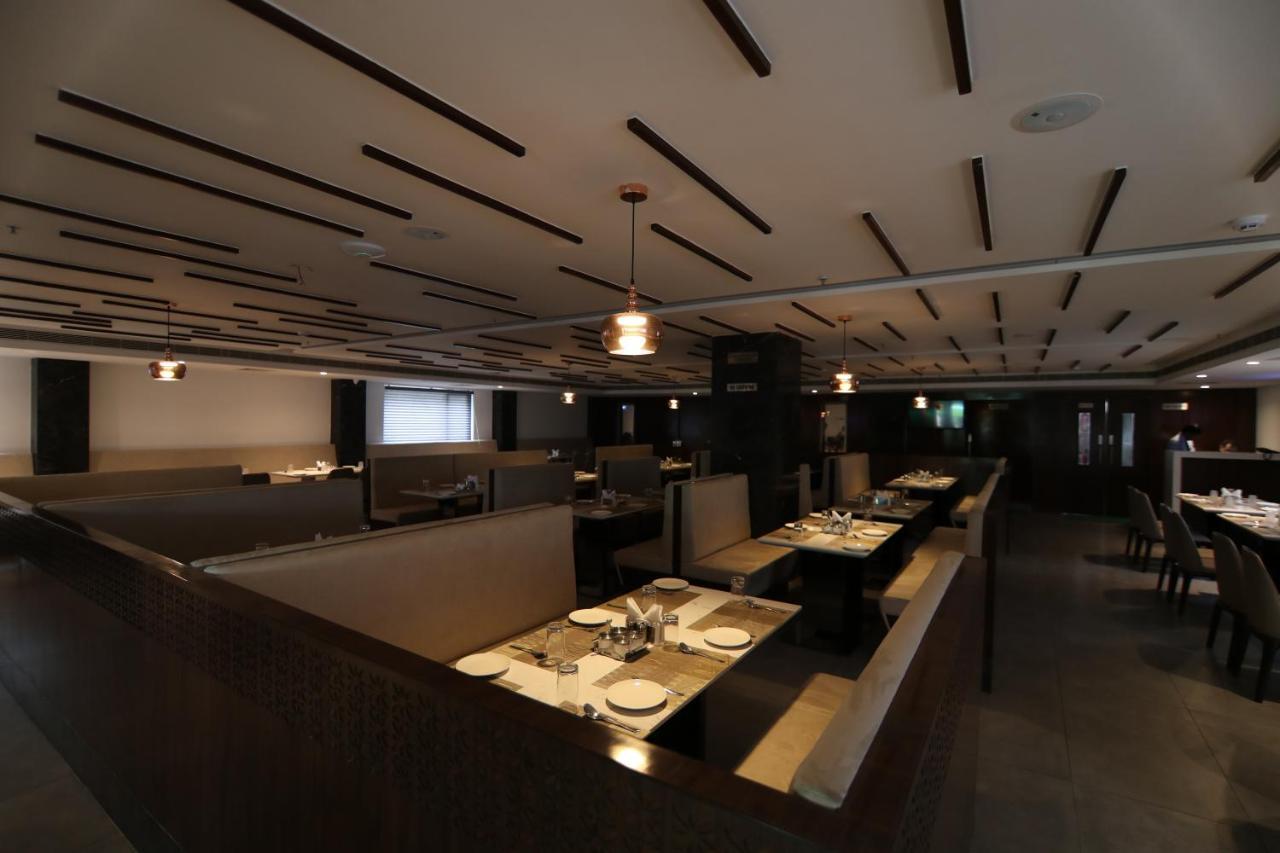 Sri Sri Sri Hotel Khammam Exteriör bild