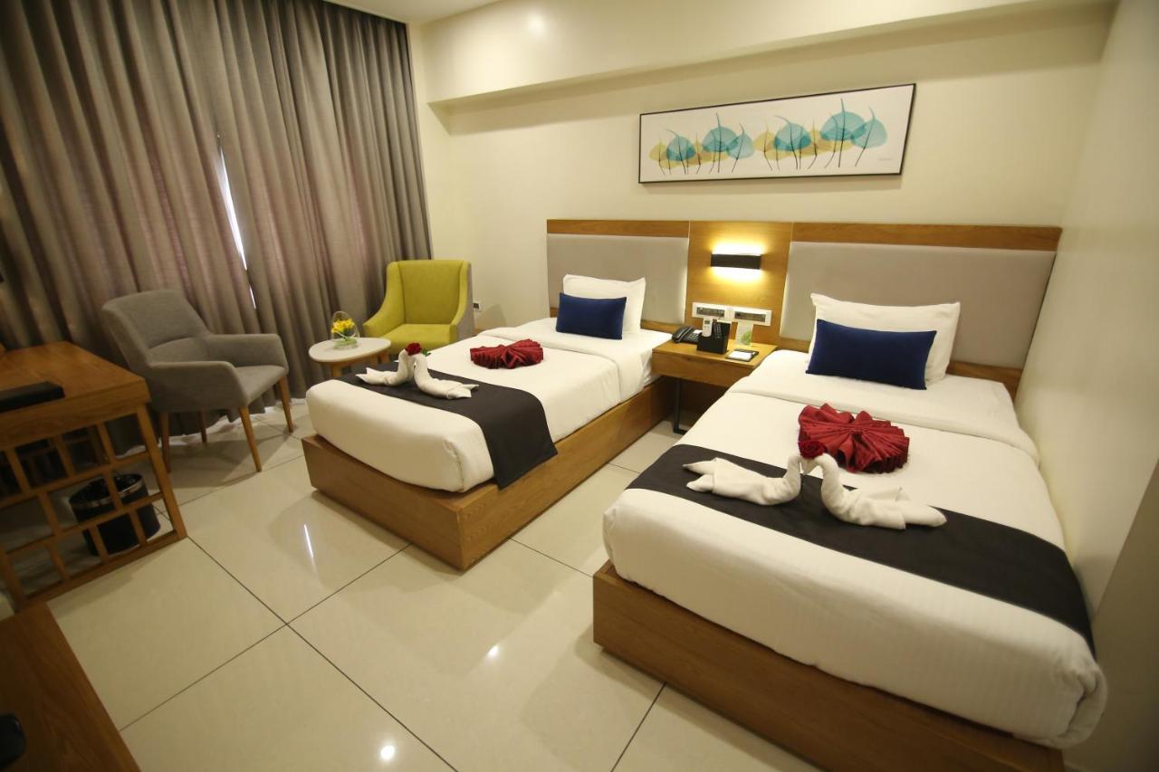 Sri Sri Sri Hotel Khammam Exteriör bild