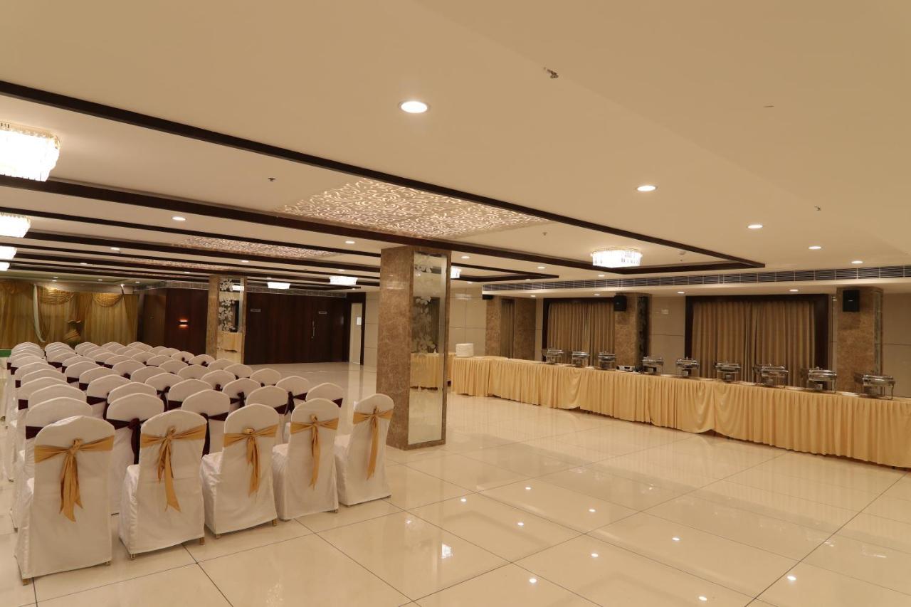 Sri Sri Sri Hotel Khammam Exteriör bild