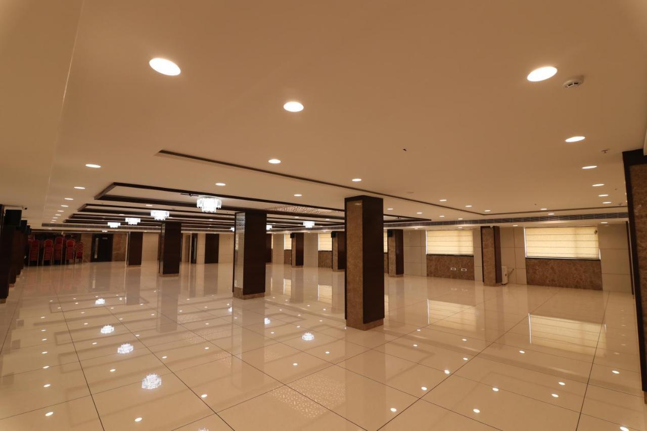 Sri Sri Sri Hotel Khammam Exteriör bild