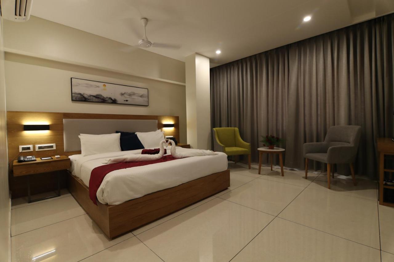 Sri Sri Sri Hotel Khammam Exteriör bild
