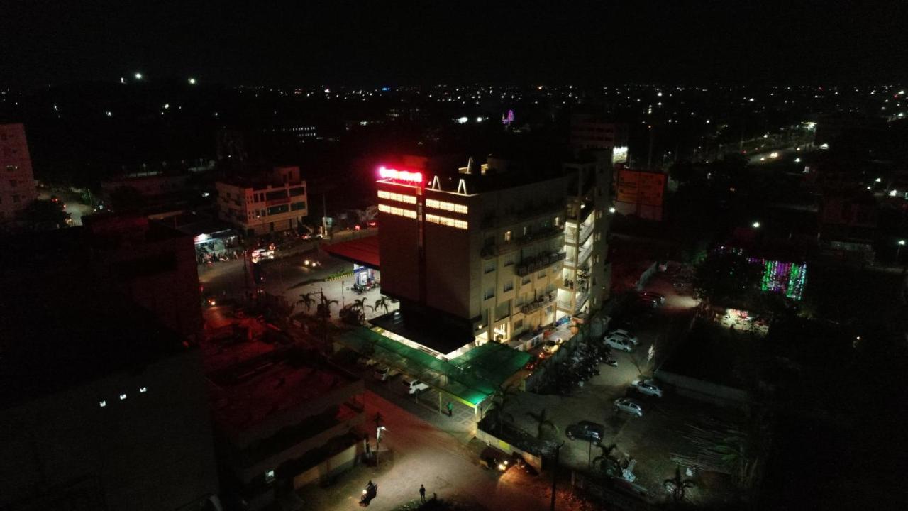 Sri Sri Sri Hotel Khammam Exteriör bild