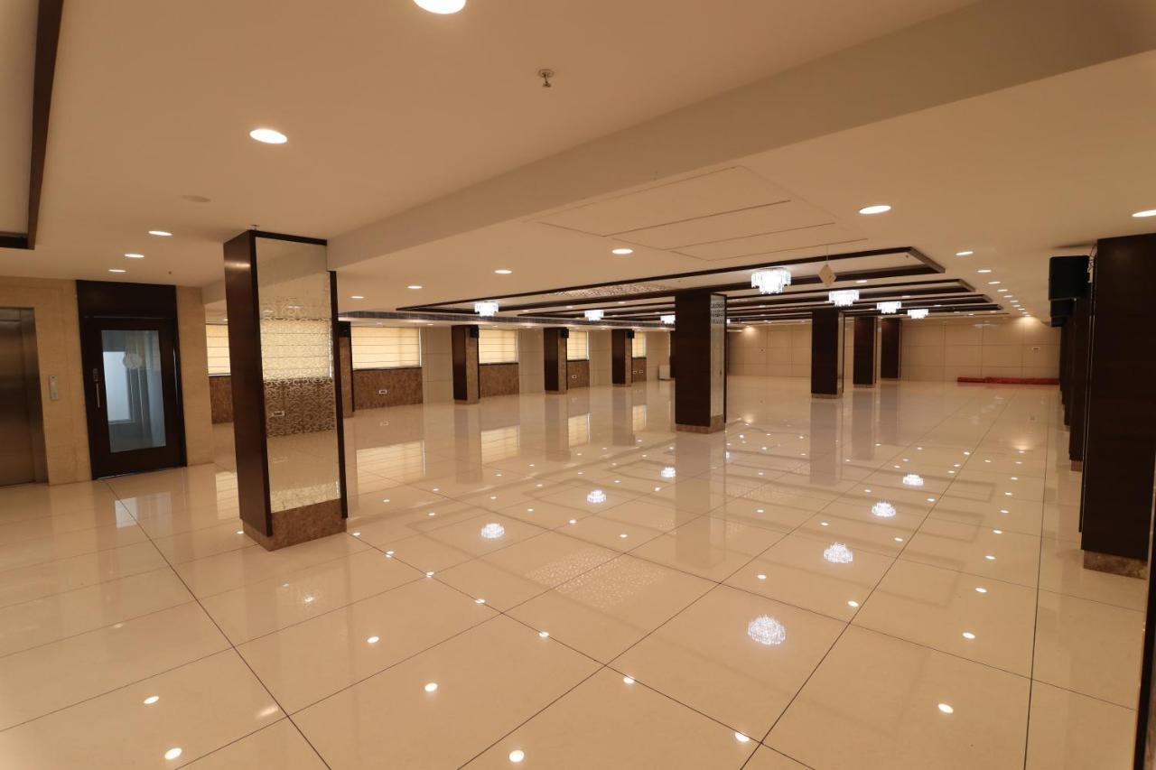 Sri Sri Sri Hotel Khammam Exteriör bild